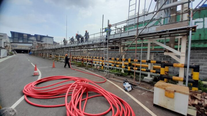 Pemasangan cable tray untuk gudang industri